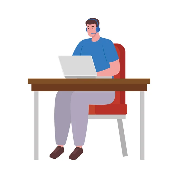 Uomo cartone animato con computer portatile e cuffie che lavorano alla scrivania progettazione vettoriale — Vettoriale Stock