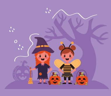 Cadılar Bayramı kostümlü küçük çocuklar Karakterler ve ağaçlar