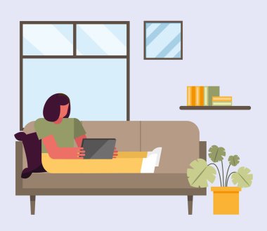 Dizüstü bilgisayarı olan kadın koltuk üzerinde çalışıyor.