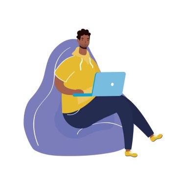 Kanepeye oturmuş dizüstü bilgisayar kullanan sakallı afro etnik bir adam.