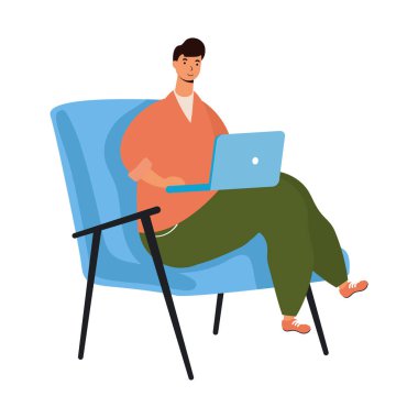 Dizüstü bilgisayarda çalışan genç adam kanepede oturuyor.