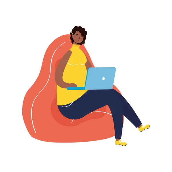 Afro donna etnica che lavora in laptop seduto in divano — Vettoriale Stock