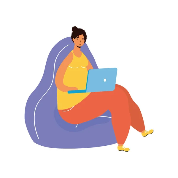 Giovane donna che lavora in laptop seduto nel carattere divano — Vettoriale Stock