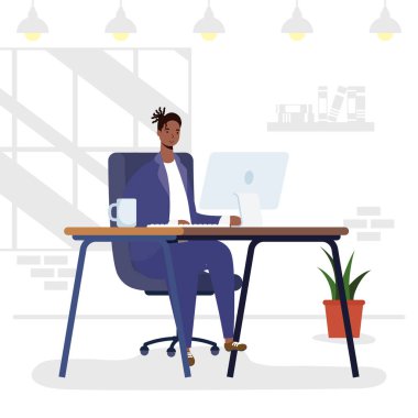 İş yerinde masaüstü kullanan afro adam