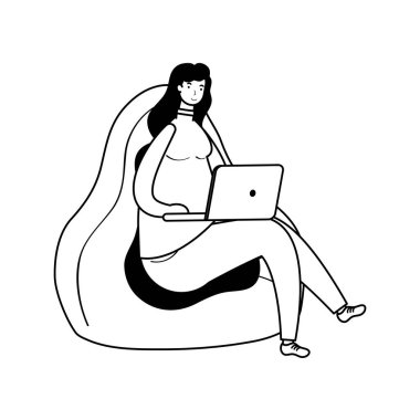 Dizüstü bilgisayarda çalışan genç bir kadın kanepe karakter çizgisi tarzında oturuyor.