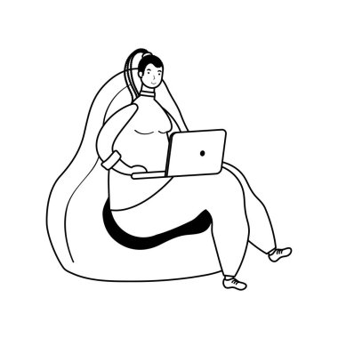 Kanepe sırasına dizilmiş dizüstü bilgisayarda çalışan Rasta saç stili Afro etnik kadın.