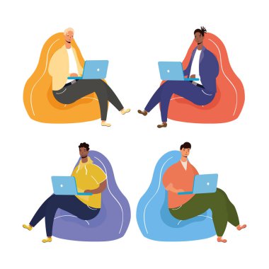 Oturma odasındaki dizüstü bilgisayarlarda çalışan bir grup erkek.