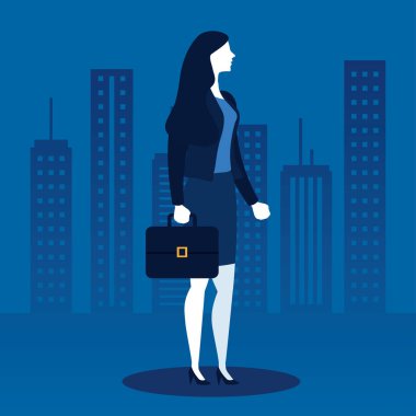 Şehir binalarının önünde valizli bir iş kadını.