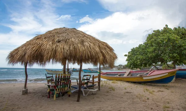 Typische Jamaikanische Strandhütte Und Fischerboote Strand Schatzstrand lizenzfreie Stockfotos