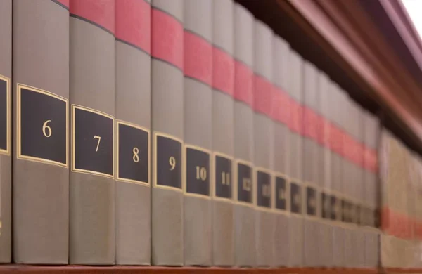 Bibliotheekboeken Met Nummers Een Plank — Stockfoto