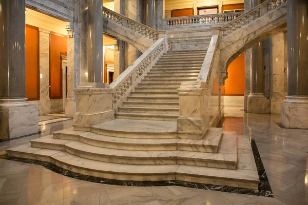 Escadaria Mármore Magnífica Colunas Majestosas Uma Grande Casa Fotografia De Stock