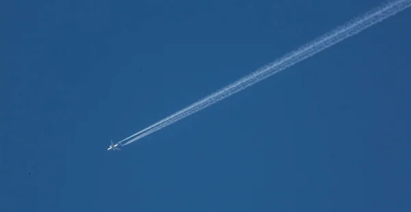 Flugzeug Passagierjet Mit Dampfspur lizenzfreie Stockfotos