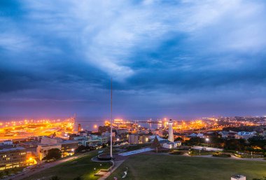 Port Elizabeth Limanı ve Donkin Reserve gece sahnesi