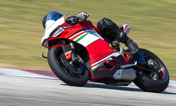 Superbike Racing Motor Bike em um canto — Fotografia de Stock