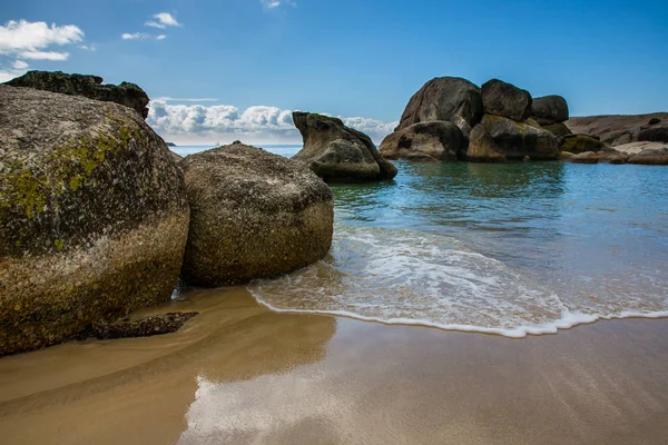 아름 다운 맑은 물, 부드러운 모래와 바위 해변 — 스톡 사진