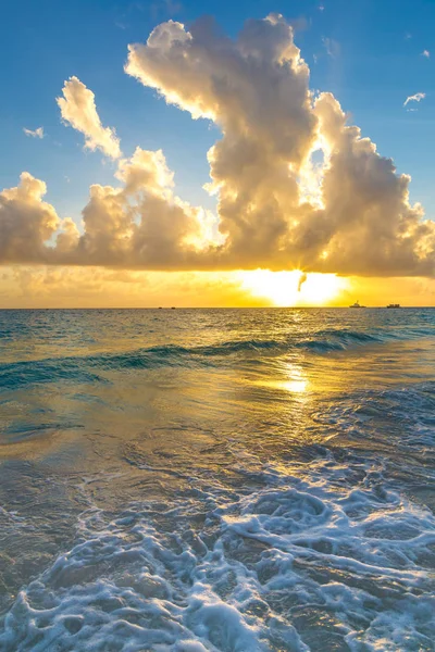 Solnedgang og sjø ved kysten av Barbados – stockfoto