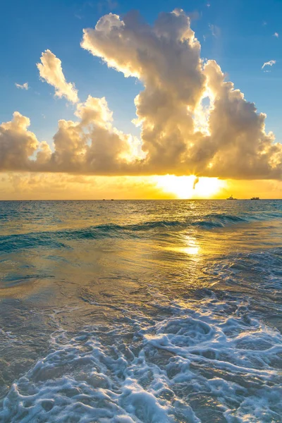 Tramonto e mare sulla costa delle Barbados — Foto Stock