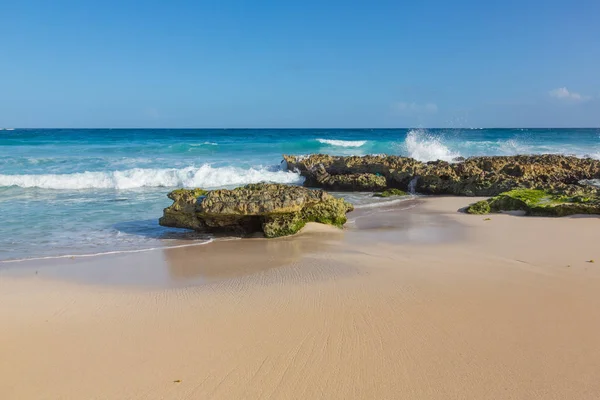Spiaggia tropicale con sabbia e onde — Foto Stock