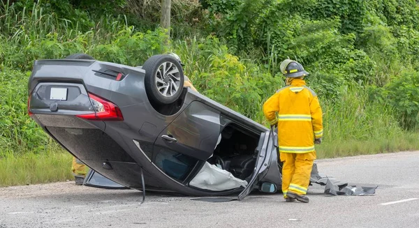 Wypadek samochodowy z udziałem personelu awaryjnego Obrazy Stockowe bez tantiem