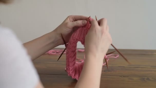 El primer plano de una mujer tejiendo un sombrero — Vídeos de Stock