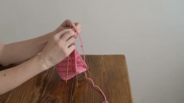 Kadın el örgü yakın çekim