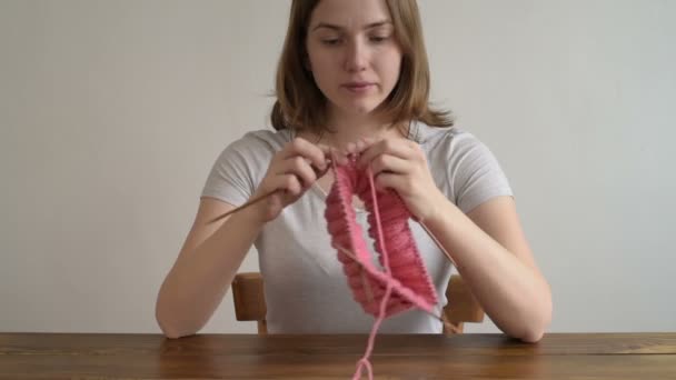 可爱的女人编织粉红色的帽子 — 图库视频影像