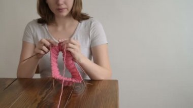 Ahşap bir masaya örgü kadın