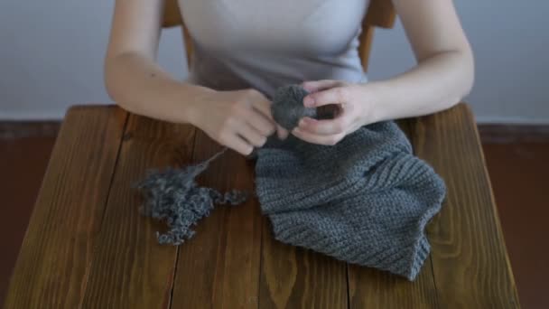 De grijze draad clewing omhoog op de houten tafel — Stockvideo