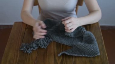 Ahşap masa örgü gri unravelling