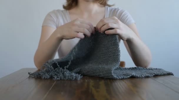 Das graue Strickmuster entwirren — Stockvideo