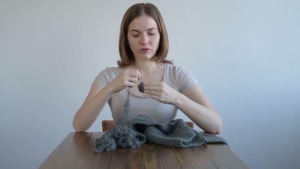 女性グレーの糸を clewing — ストック動画