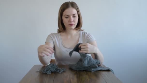 Mulher desvendando o tricô cinza — Vídeo de Stock