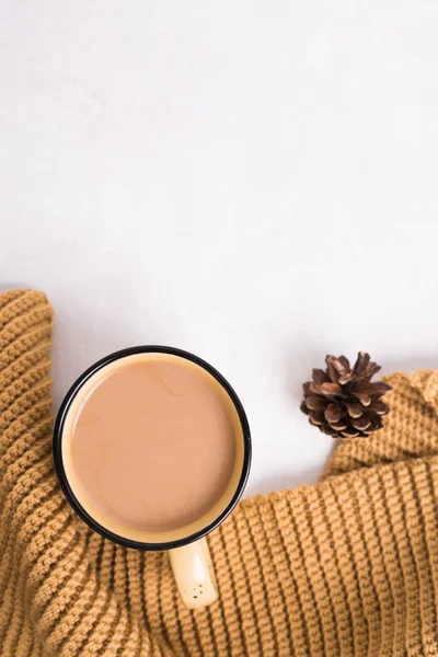니트 목도리, 커피와 흰색 바탕에 콘의 컵 — 스톡 사진