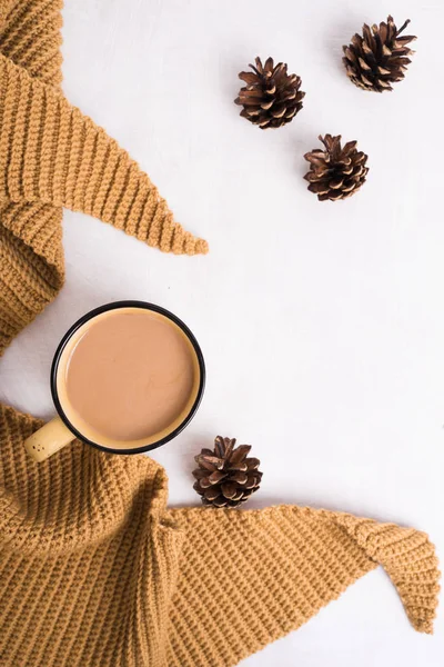 Gestricktes Tuch, Tasse Kaffee und Zapfen auf weißem Hintergrund — Stockfoto