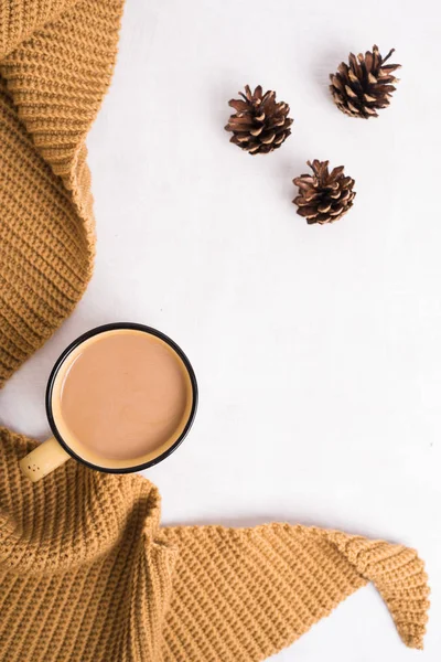 니트 목도리, 커피와 흰색 바탕에 콘의 컵 — 스톡 사진