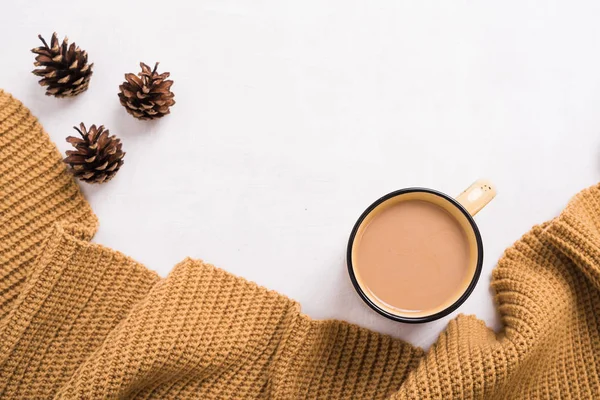 Mantón de punto, taza de café y conos sobre fondo blanco — Foto de Stock