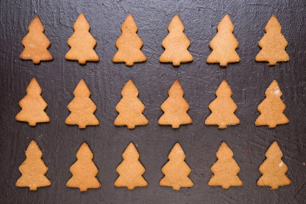 Hintergrund mit Plätzchen in Form eines Weihnachtsbaums — Stockfoto