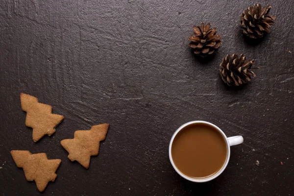 Kawa z ciasteczek w kształcie choinki — Zdjęcie stockowe