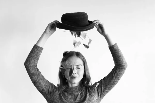 Portrait monochrome d'une femme avec un chapeau plein de feuilles d'automne — Photo