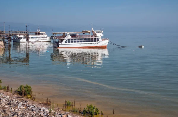 Barcos de recreio no passeio marítimo em Tiberíades. Israel . — Fotografia de Stock