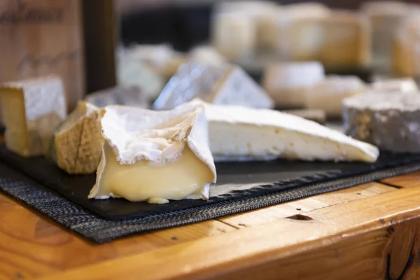 Degustato Delizioso Formaggio Tavolo Legno — Foto Stock