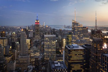 Günbatımında şehir gökdelenleri olan New York City silueti, ABD.