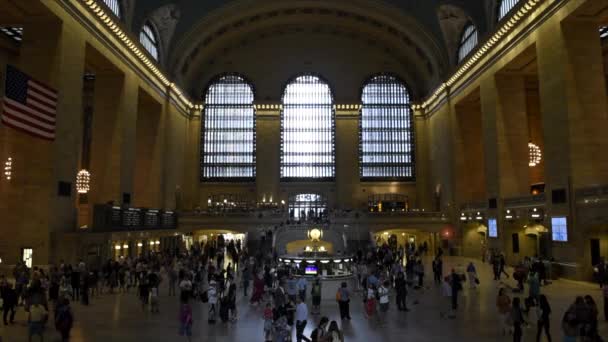 2015年7月11日 Timelapse 旅客通过中央车站2015年7月11日在纽约 纽约州 中央火车站是世界上最大的火车站 由数个站台 新的大中央车站名人堂 — 图库视频影像