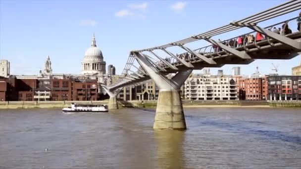 April 2015 Londen Londen Overdag Millennium Bridge Thames Buisness District — Stockvideo