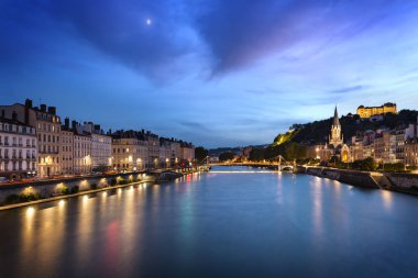 Lyon kenti yakınlarındaki fourviere Katedrali ve Saone nehir gece görüş