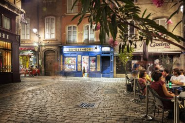 Lyon, Fransa - 21 Ağustos 2018: Renkli saint Jean Eski Lyon, Lyon şehir gece ünlü ve tipik eski şehir bölgesinde. İnsanlar tipik restoran terasında. Lyon Duboeuf ünlü Restoran.