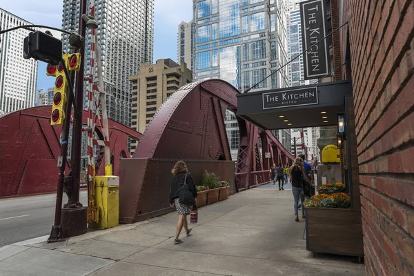 Chicago Octobre 2018 Belle Rue Les Gens Marchent Long Pont — Photo