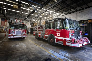 Chicago İtfaiye Departmanı 'nın 5. Şubesi' ndeki gerçek itfaiye aracının yanındaki itfaiyeci kıyafetleri. 10 Ekim 2018. Efsanevi Chicago Yangını haberi.