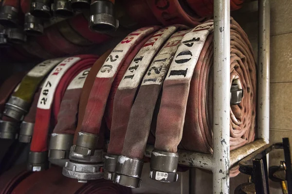 Los Bomberos Rojos Por Verdadero Camión Bomberos Escuadrón Departamento Bomberos — Foto de Stock