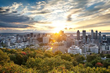 Sabahın erken saatlerinde Mont Royal park, Kanada Montreal manzarası